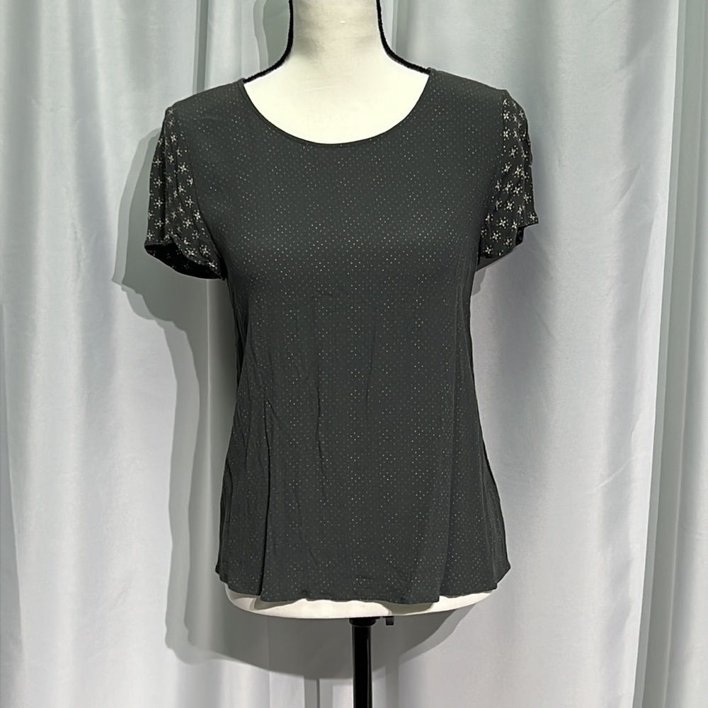 SOFT JOIE Grey Polka Dot Keyhole Back Short Sleeve Blouse - size Small